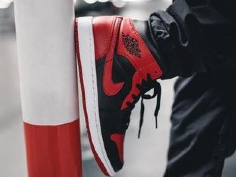 Nike Air Jordan 1 Mid negro con amarillo