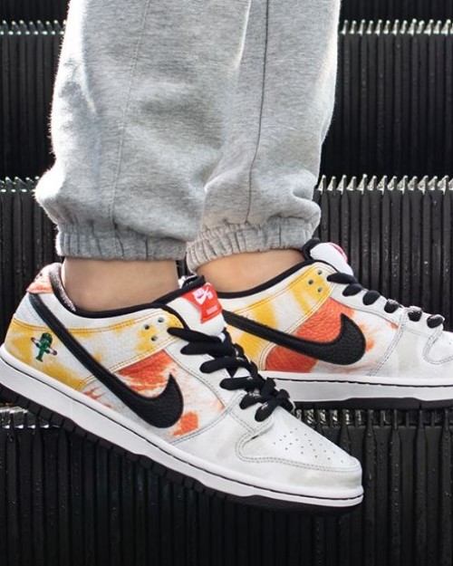 Nike SB Dunk Low blancas con negro y colores - Tienda del Oso | Tienda de Zapatillas 