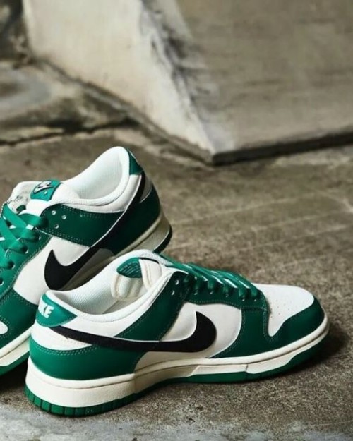 Nike SB Dunk Low blancas con verde y logo negro - Tienda del Oso | Tienda de Zapatillas 