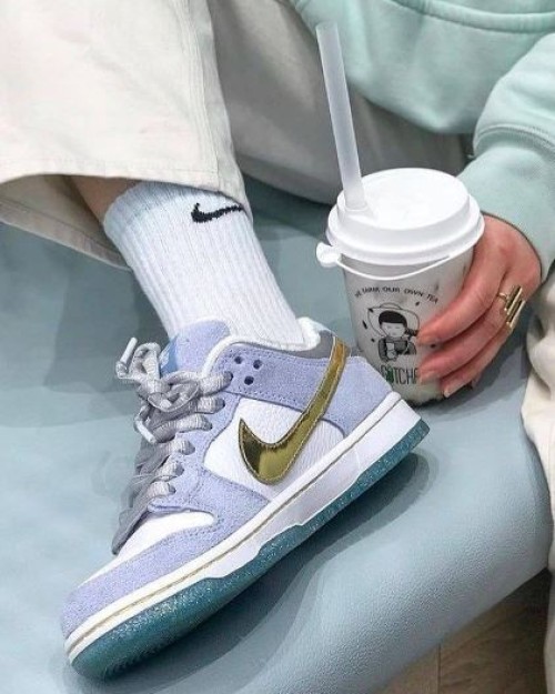 Nike SB Dunk Low celestes con blanco y logo dorado - Tienda del Oso | Tienda de Zapatillas 